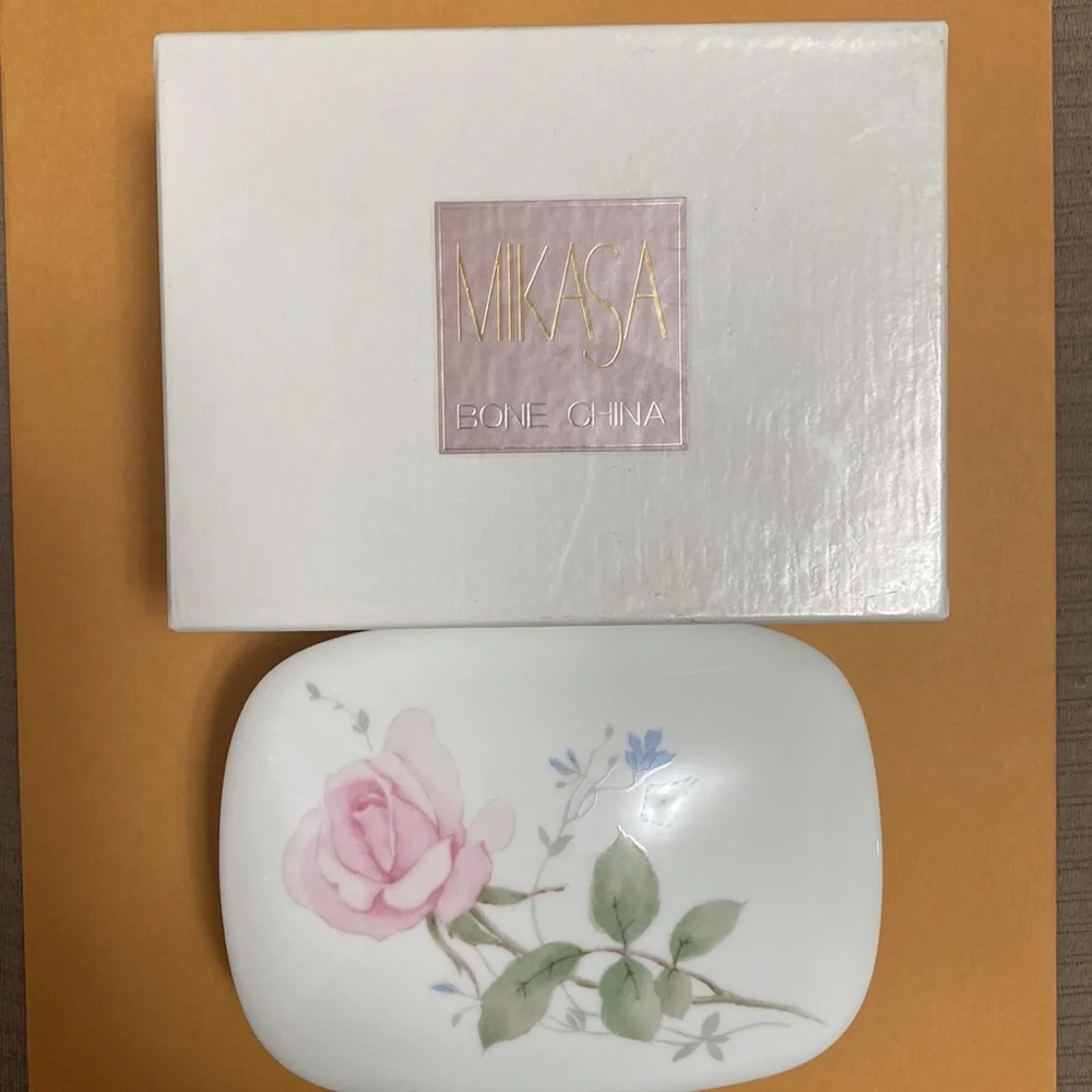 Beautiful new Mikasa Bone China April Rose Soap Dish Japan